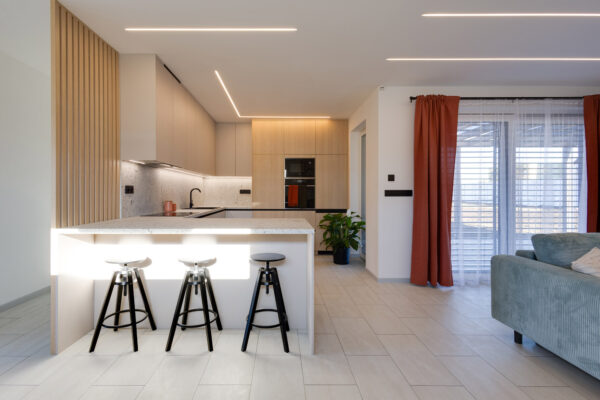 AZ. KOMPLETNE zariadená novostavba rodinného domu 722 m2 pozemok