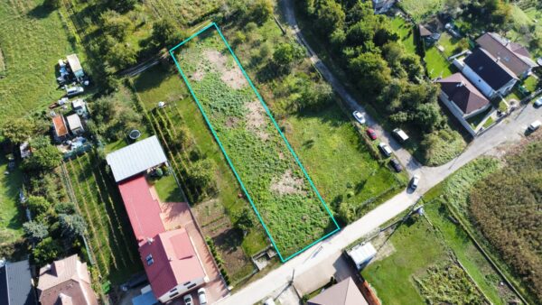AZ. Stavebný pozemok s výmerou 1287 m2 v obci Zvončín