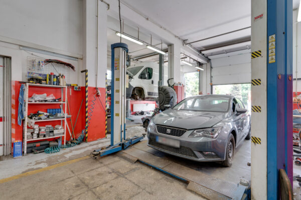 Prenájom zabehnutého AUTOSERVISU s profesionálnym auto-vybavením a zariadením v obci Chtelnica
