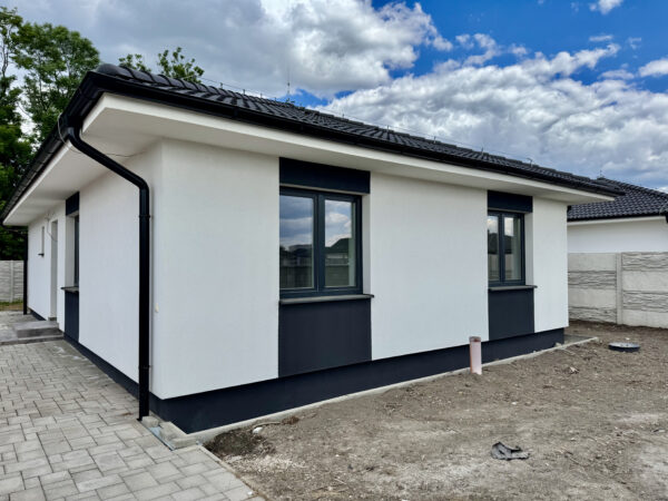 Na predaj štýlový 4-izbový bungalov v štandarde v obci Lehnice