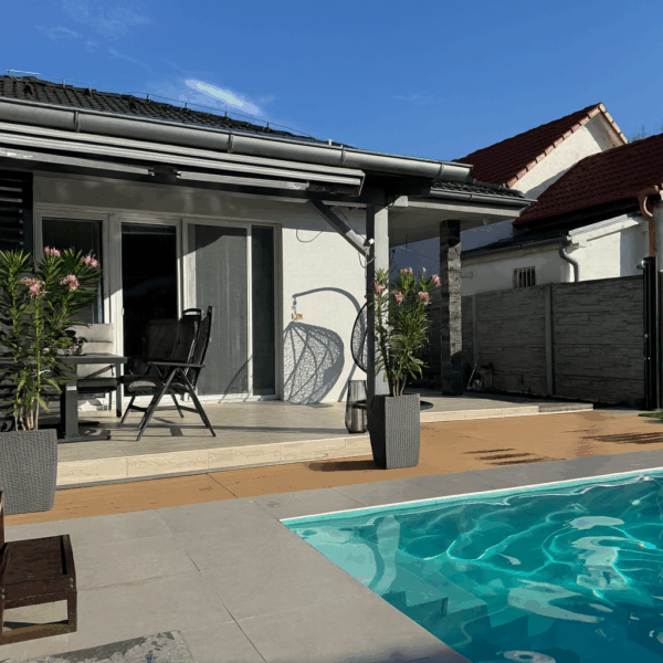 NA PREDAJ – 4-izbový rodinný dom s vyhrievaným bazénom, fotovoltikou a podnikateľskou bunkou – TOP ADRESA, CENTRUM TOMÁŠOVA