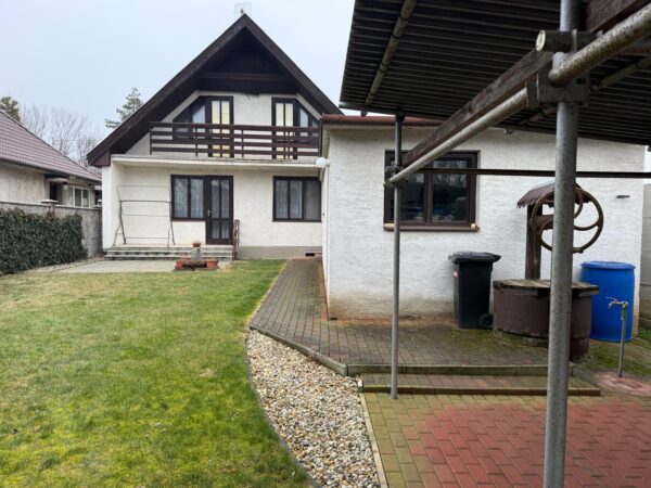 VÝRAZNE ZNÍŽENÁ CENA – Predaj veľkorysého 5-izb. RD s udržiavaným 10-árovým pozemkom v obci Šoporňa
