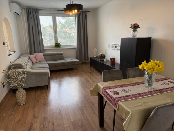 ZNÍŽENÁ CENA! – Predaj priestranného 3-izbového bytu s vynikajúcou logistikou – Klokočina, Nitra