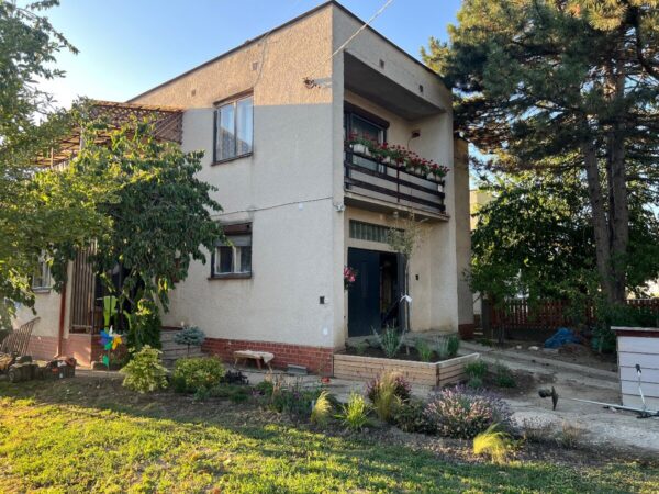 Priestranný 5-izbový rodinný dom s veľkorysým pozemkom v Trnovci nad Váhom