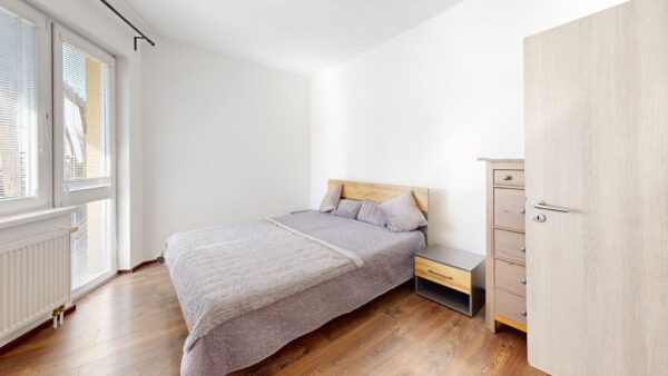Na predaj kompletne zariadený 3-izbový byt s balkónom a terasou v Rezidencii Koniarekova v Trnave