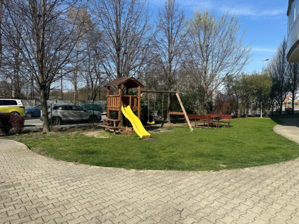 Na predaj kompletne zariadený 3-izbový byt s balkónom,terasou a garážovým státím v Rezidencii Koniarekova v Trnave