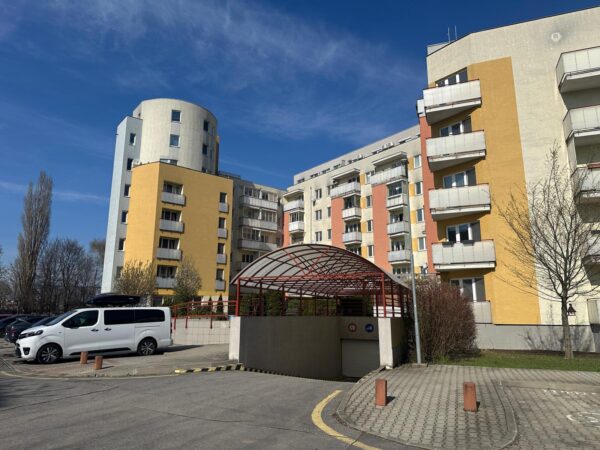 Na predaj priestranný a zariadený 3-izbový byt s balkónom a terasou v súkromnej Rezidencii Koniarekova v Trnave