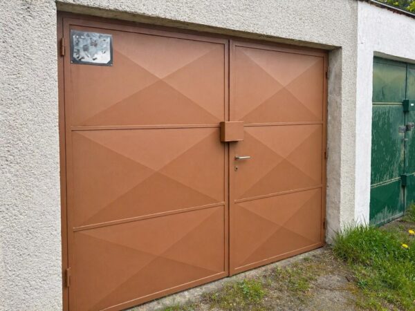 PREDAJ – Priestranná garáž s montážnou jamou vo vyhľadávanej lokalite na ulici Gugská v Nových Zámkoch