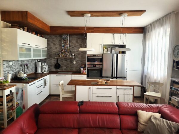 PANORAMATICKÝ 3-IZBOVÝ BYT S VÝHĽADOM NA SLNEČNÉ JAZERÁ – SENEC