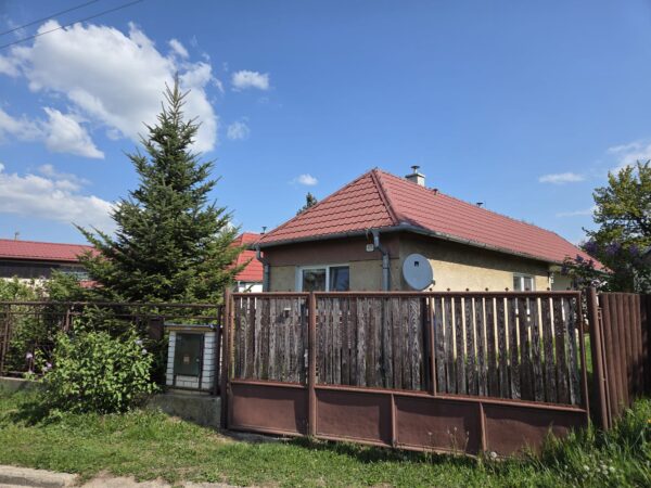 Čarovný vidiecky domček s veľkorysým pozemkom o výmere 1 584 m²– Vinohrady nad Váhom