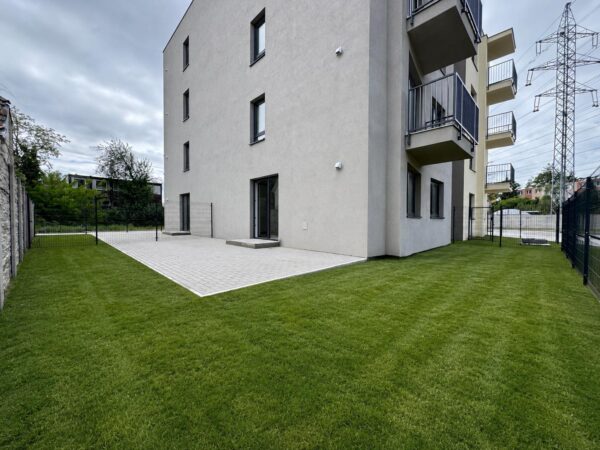 NA PREDAJ | 2-IZBOVÝ BYT S PREDZÁHRADKOU 49 m², PARKINGOM A KOBKOU V CENE | RUŽINOV – ŠTEDRÁ