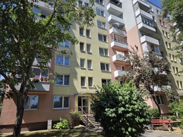 Predaj – Priestranný 3-izbový byt s kompletnou občianskou vybavenosťou