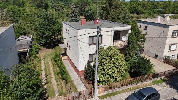 3-podlažný dom (200m2) s obrovským investičným pozemkom (1 420 m²) v obci Bučany