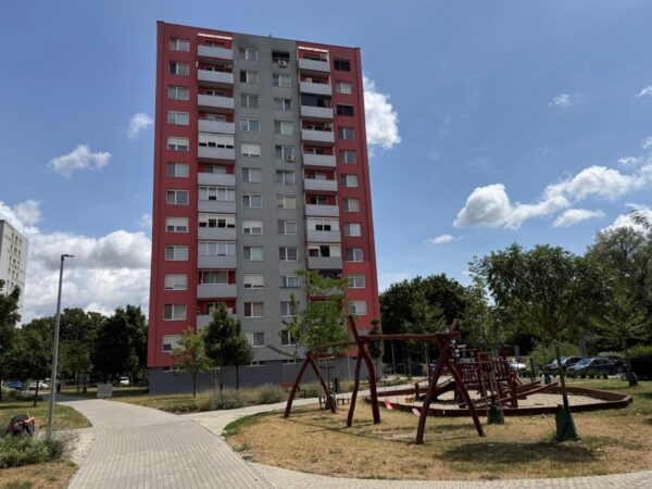 Na predaj – Priestranný 3-izbový byt v Seredi s obrovským potenciálom vo výbornej lokalite