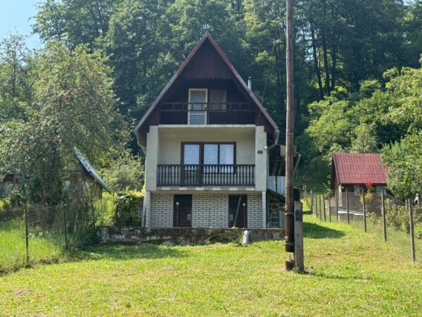 Vaša rozprávková chatka pod lesom v Zlatne – útočisko pokoja a zážitkov! 🌲🏡