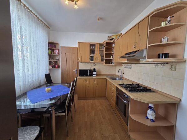 NA PREDAJ priestranný 3-izbový byt s výmerou až 84 m², situovaný priamo v centre mesta Sereď.