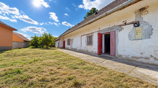 Tehlový RD s dvomi bytovými jednotkami a pozemkom 1 105 m² – Reca